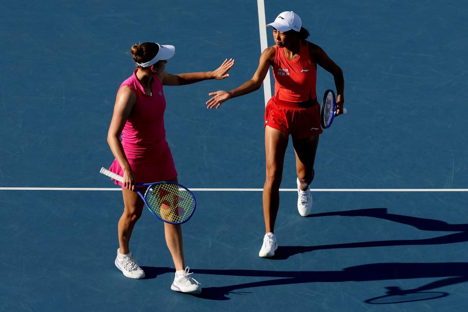 足球-张帅/梅尔滕斯抢十救4赛点逆转 晋级迈阿密赛女双四强